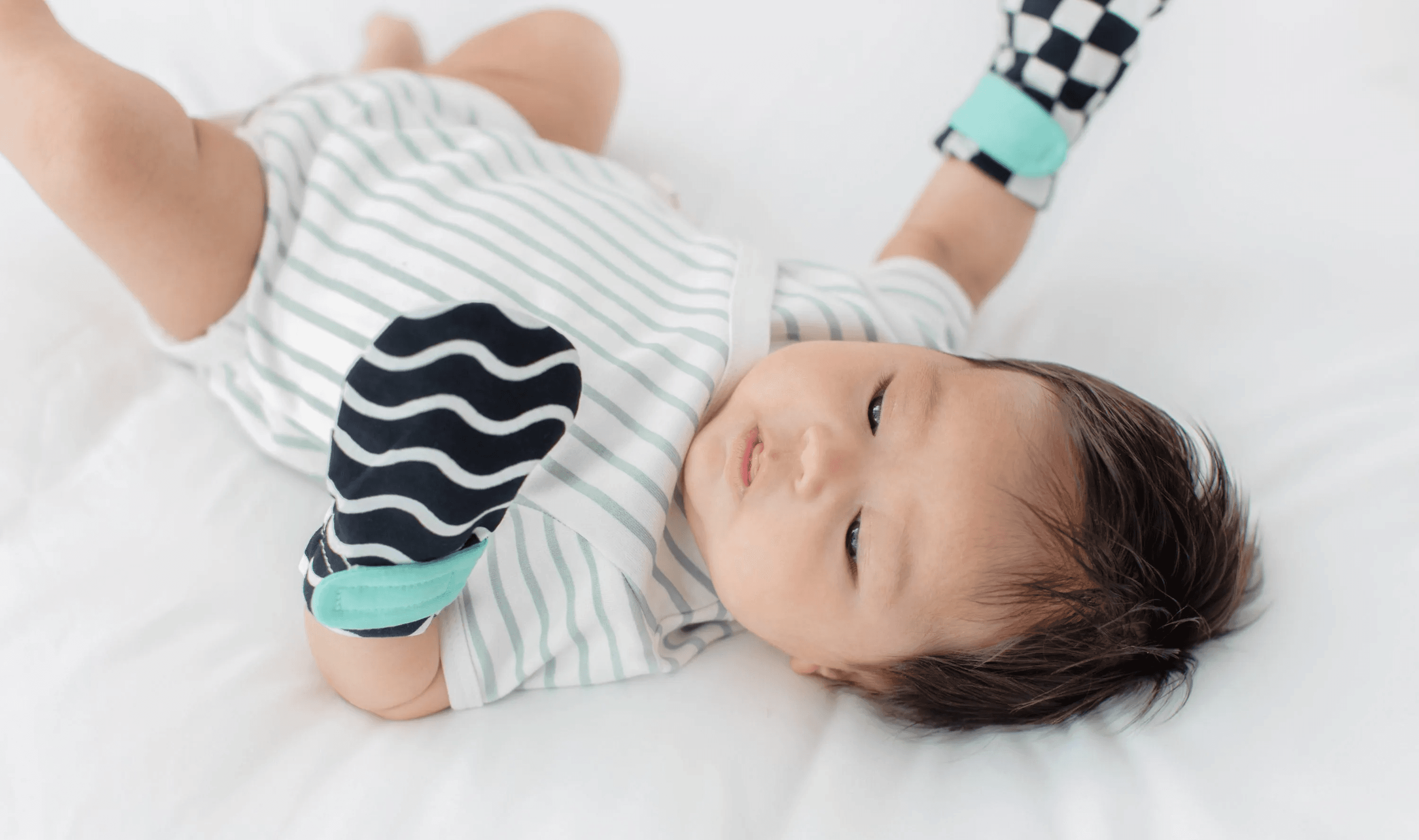 5 fun ways to play with your baby from 4 to 12 weeks old